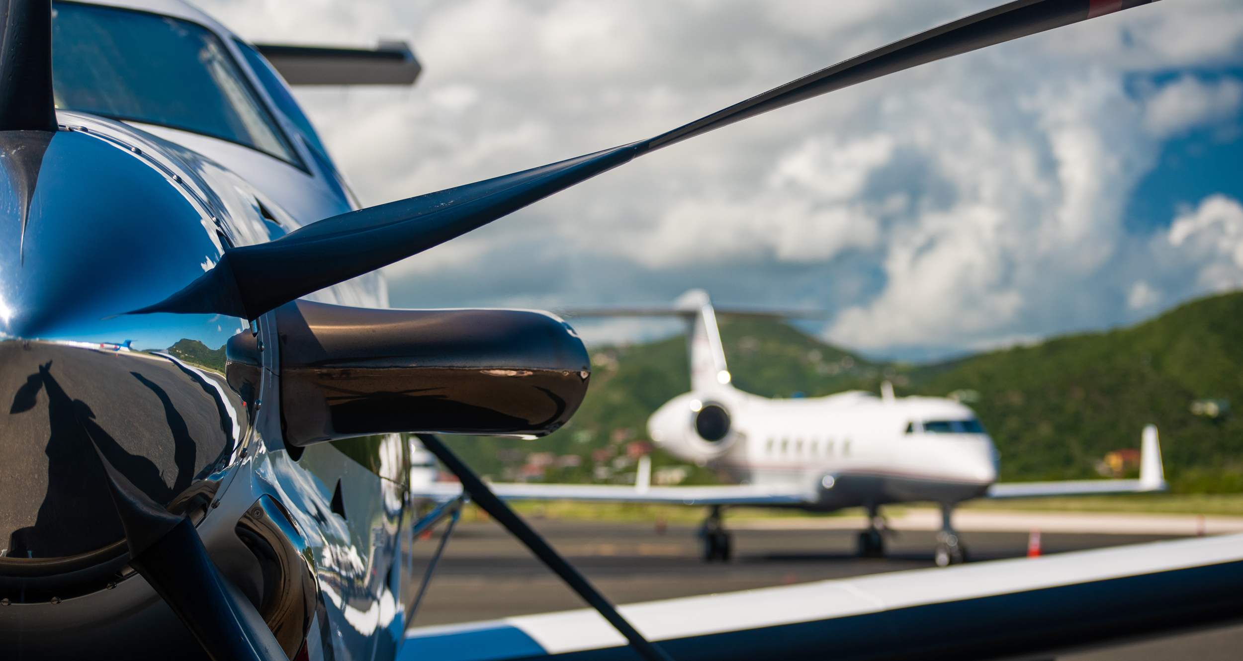 airport-light-aircraft